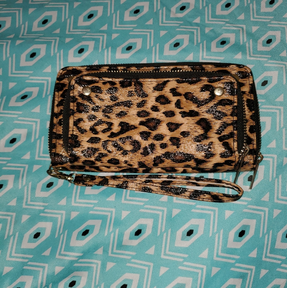 Buckle leopard wallet